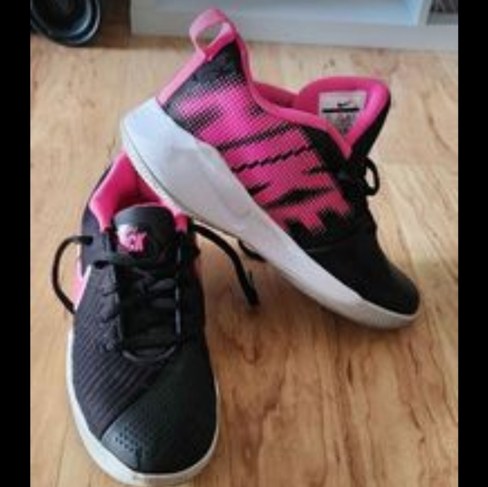 Girls nike basketball shoes